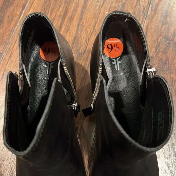 Frye Black Leather Judith Zip Bootie Sz. 9.5 in EUC - Picture 6 of 10